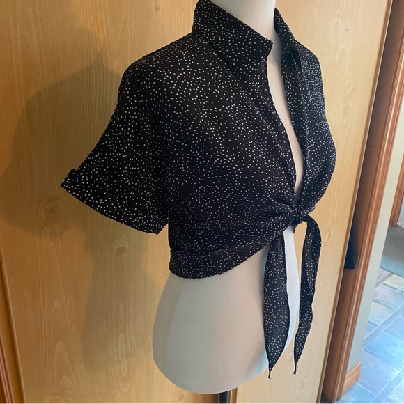 Urban Outfitters • Black & White Polka Dot Tie Front Crop Top - Picture 5 of 13